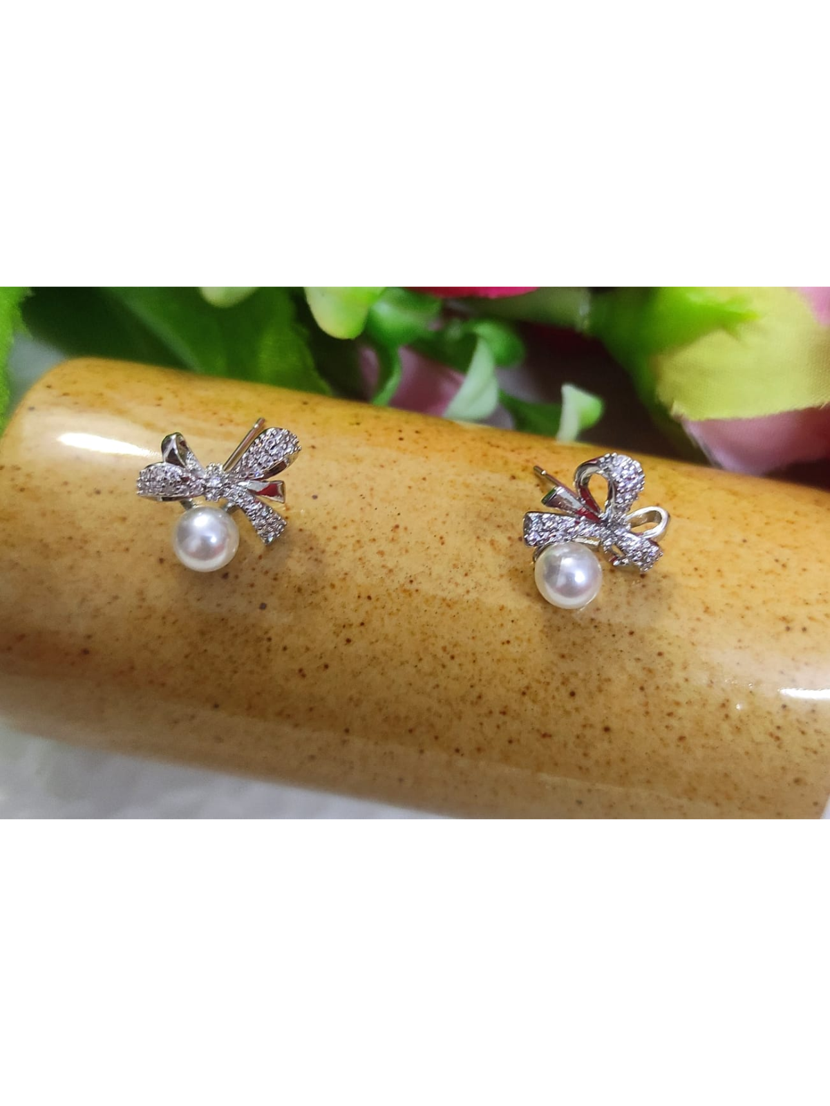 Bow Pearl Earring - Image 5