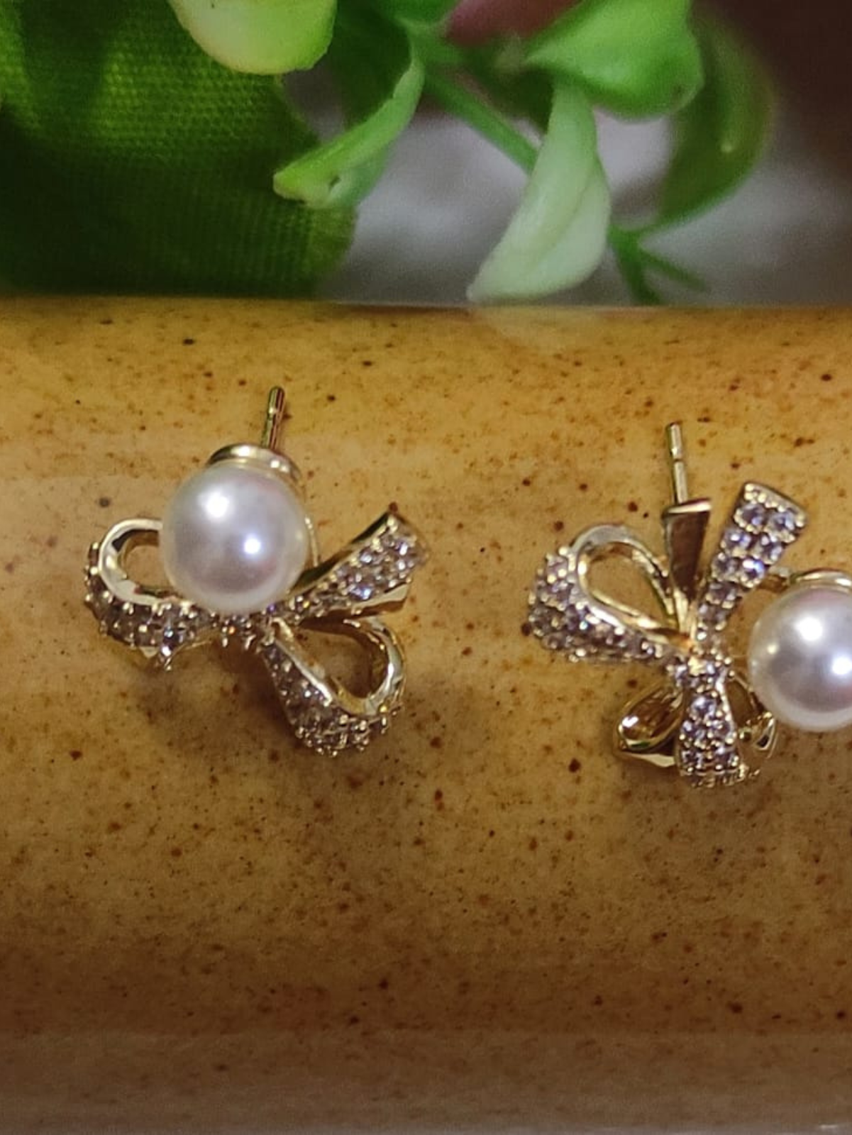 Bow Pearl Earring