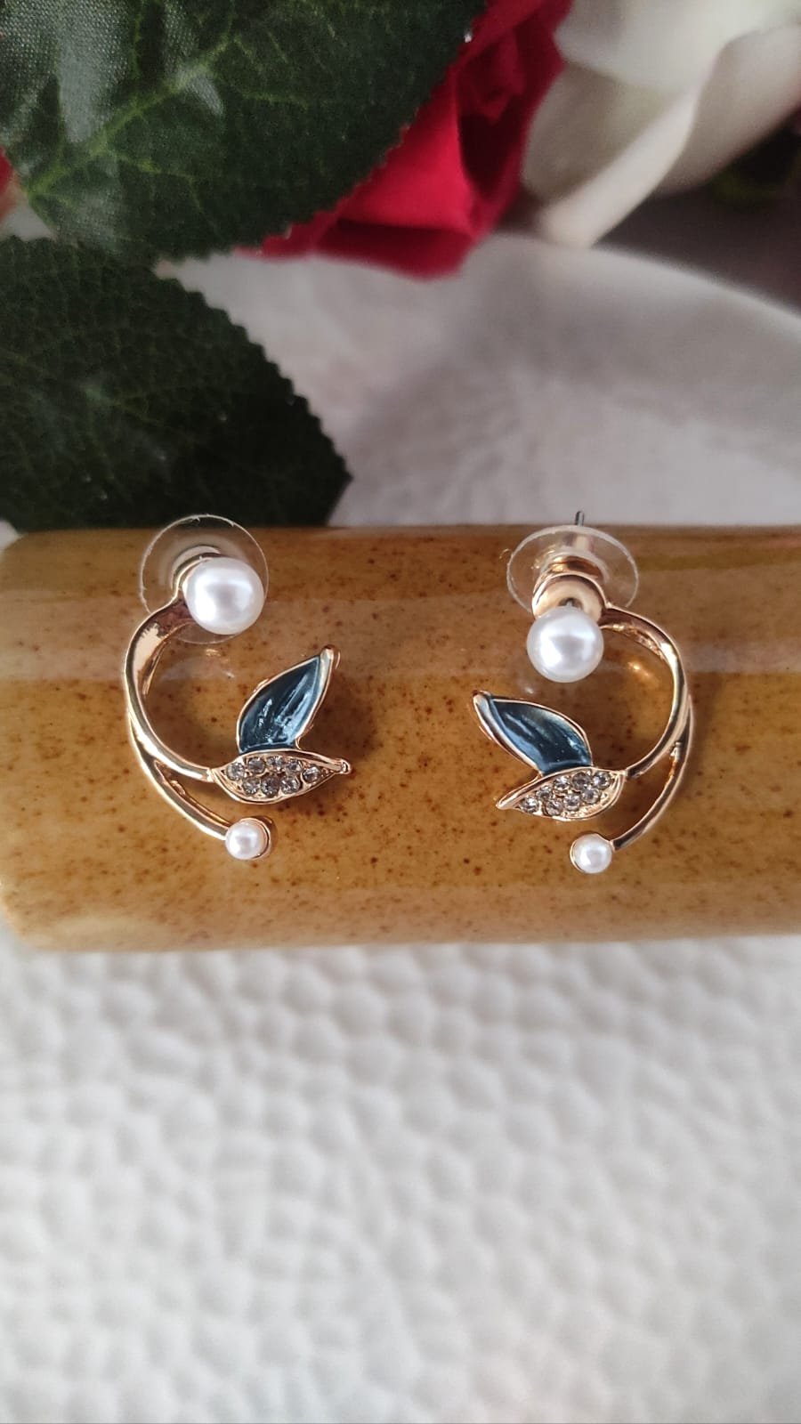 Pearl Leaf Earring - Image 5